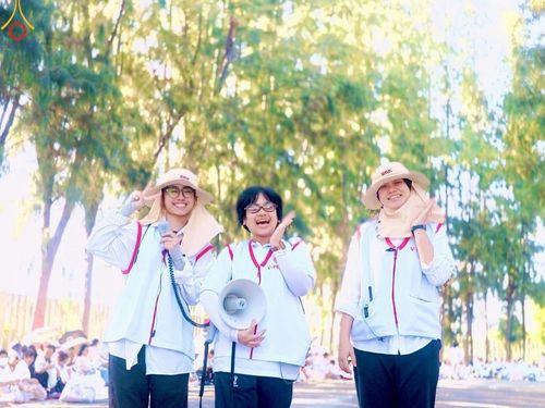 ภาพ No.198715:V.50 สารพัดV สารพัดดี ที่ธรรมยาตรา ในโครงการธรรมยาตรา กตัญญูบูชา มหาปูชนียาจารย์ พระมงคลเทพมุนี(สด จนฺทสโร) พระผู้ปราบมาร อนุสรณ์สถาน 7 แห่ง ปีที่ 13 ระหว่างวันที่ 2-31 มกราคม พ.ศ. 2568