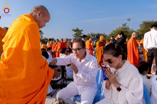 ภาพ No.276908:วันเสาร์ที่ 6 ธันวาคม พ.ศ. 2568 พิธีตักบาตรพระ 1,000 รูป อุทิศถวายพระราชกุศลสมเด็จพระนางเจ้าสิริกิติ์ พระบรมราชินีนาถ พระบรมราชชนนี พันปีหลวง และ ทำบุญเมืองลำปาง ครบรอบ 1,345 ปี ณ ลานพระบรมราชานุสาวรีย์สมเด็จพระนเรศวรมหาราชนครลำปาง อ.เกาะคา จ.ลำปาง