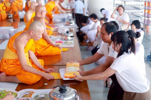 ภาพ No.213480:วันเสาร์ที่ 29 มีนาคม พ.ศ. 2568 พิธีถวายภัตตาหารเมนูสวรรค์ "เพื่อการบรรลุธรรม" ณ หอฉันคุณยายอาจารย์ฯ วัดพระธรรมกาย