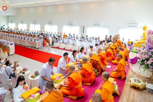 ภาพ No.107299:พิธีเจริญพระพุทธมนต์ ปฏิบัติธรรม มอบทุนการศึกษา ถวายสังฆทาน 140 วัด ณ ศุนย์ปฏิบัติธรรมพระมงคลเทพมุนี อ.สองพี่น้อง จ.สุพรรณบุรี วันเสาร์ที่ 6 มกราคม พ.ศ. 2567