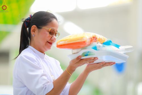 ภาพ No.122861:พิธีสวดพระพุทธมนต์ พิธีทอดผ้าบังสุกุล และพิธีถวายภัตตาหาร เป็นสังฆทานแด่พระภิกษุ สามเณร เนื่องในวันมหาปูชนียาจารย์ วันเสาร์ที่ 3 กุมภาพันธ์ พ.ศ. 2567 ณ หอฉันคุณยายอาจารย์ฯ วัดพระธรรมกาย