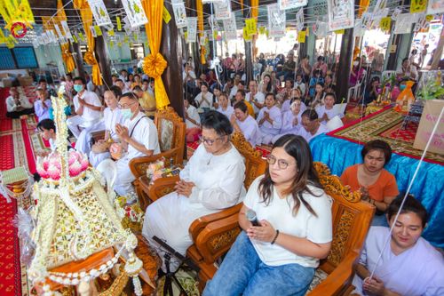 ภาพ No.170003:พิธีทอดกฐิน ณ วัดเขาสมอระบัง จ.เพชรบุรี ในโครงการกฐินสามัคคีทั่วไทย 30,000 วัด บูชาธรรม 80 ปี หลวงพ่อธัมมชโย โดยคณะศิษยานุศิษย์วัดพระธรรมกาย วันที่ 26 ตุลาคม พ.ศ. 2567