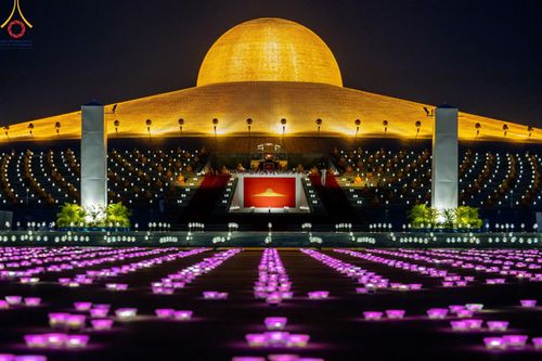 ภาพ No.279228:พิธีจุดวิสาขประทีป พิธีเวียนประทักษิณ ในวันวิสาขบูชา พุธที่ 22 พฤษภาคม พ.ศ. 2567 ( วันพระขึ้น 15 ค่ำ เดือน 6 ) ณ ลานธรรม พระมหาธรรมกายเจดีย์ วัดพระธรรมกาย จ.ปทุมธานี