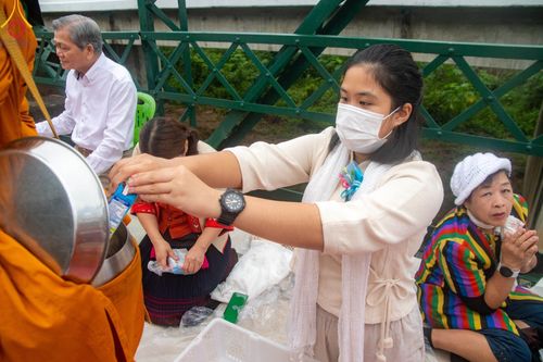 ภาพ No.102011:พิธีตักบาตรพระ 111 รูป ณ สะพานประวัติศาสตร์  อ.ปาย จ.แม่ฮ่องสอน วันอาทิตย์ที่ 10 ธันวาคม พ.ศ. 2566