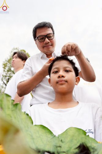 ภาพ No.213653:วันอาทิตย์ที่ 30 มีนาคม พ.ศ. 2568 พิธีตัดปอยผม โครงการหน่อแก้วเปรียญธรรม รุ่นที่ 13 ณ ค่ายจองแชมป์ หมู่กุฏิสามเณรเปรียญธรรม วัดพระธรรมกาย