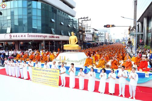 ภาพ No.236922:วันอาทิตย์ที่ 10 สิงหาคม พ.ศ. 2568 มหาสังฆทานครั้งยิ่งใหญ่ ตักบาตรพระ 10,000 รูป ถ.นิพัทธ์อุทิศ 3 ใจกลางนครหาดใหญ่ จ.สงขลา