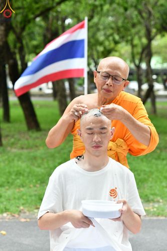 ภาพ No.143873:พิธีตัดปอยผม โครงการอุปสมบทหมู่ พระธรรมทายาทนานาชาติ (ภาษาจีน) รุ่นที่ 19 วันอาทิตย์ที่ 7 กรกฎาคม พ.ศ. 2567 ณ สนามหญ้า หน้าบ้านแก้วอาสาสมัคร วัดพระธรรมกาย