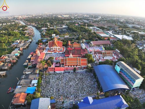 ภาพ No.197140:พิธีจุดประทีปถวายเป็นพุทธบูชา และบูชาธรรมมหาปูชนียาจารย์ ณ วัดโบสถ์(บน) ตำบลบางคูเวียง อำเภอบางกรวย จังหวัดนนทบุรี ในโครงการธรรมยาตรา กตัญญูบูชา มหาปูชนียาจารย์ พระมงคลเทพมุนี(สด จนฺทสโร) พระผู้ปราบมาร อนุสรณ์สถาน 7 แห่ง ปีที่ 13 วันที่ 18 มกราคม พ.ศ. 25