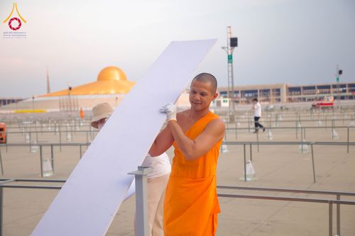 ภาพ No.326363:วันที่ 26 -27 เมษาบน พ.ศ.2569 การเก็บงานแผ่นหน้าโต๊ะที่ลานธรรม งานถวายมหาสังฆทาน 40,000 กว่าวัดทั่วประเทศ ณ ลานธรรม วัดพระธรรมกาย