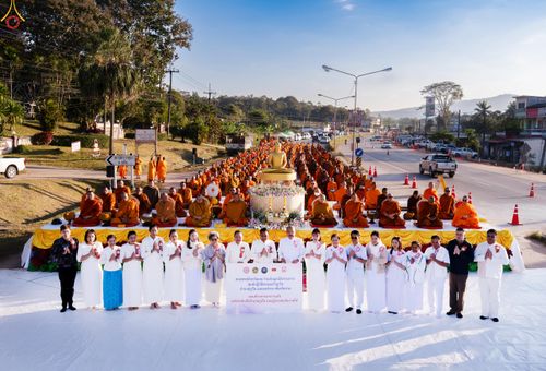 ภาพ No.281382:วันเสาร์ที่ 27 ธันวาคม พ.ศ.2568 พิธีตักบาตรพระ ๑,๐๐๐ รูป   เพื่อความเป็นสิริมงคลแก่ชีวิตและแผ่นดินไทย  มหากุศลครั้งยิ่งใหญ่แห่งปี ส่งท้ายปีเก่า ต้อนรับปีใหม่  ณ ถนนหน้าที่ว่าการอำเภอภูเรือ จังหวัดเลย
