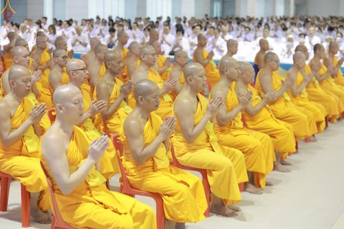 ภาพ No.311422:วันอาทิตย์ต้นเดือนที่ 1 มีนาคม พ.ศ.2569 พิธีตักบาตร และ พิธีบูชาข้าวพระ ณ สภาธรรมกายสากล วัดพระธรรมกาย