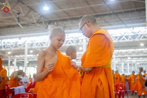 ภาพ No.319546:วันเสาร์ที่ 4 เมษายน พ.ศ.2569 พิธีขอขมา มอบผ้าไตร และถวายบาตรแด่นาคธรรมทายาท ในโครงการบรรพชาสามเณรฟื้นฟูพระพุทธศาสนาทั่วไทย โครงการหน่อแก้วเปรียญธรรม รุ่นที่ 14 โครงการสามเณรยุวธรรมทายาท รุ่นที่ 34 โครงการสามเณรมัชฌิมธรรมทายาท รุ่นที่ 30 ณ สภาธรรมกายสากล