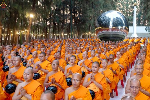 ภาพ No.289222:วันที่ 7 มกราคม พ.ศ. 2569 พิธีตักบาตรพระธรรมยาตรา ณ อนุสรณ์สถานลำดับที่ 1 สถานที่เกิดด้วยรูปกายเนื้อ อนุสรณ์สถานมหาวิหารพระมงคลเทพมุนี (โลตัสแลนด์) อ.สองพี่น้อง จ.สุพรรณบุรี ในโครงการธรรมยาตรา กตัญญูบูชา มหาปูชนียาจารย์ พระมงคลเทพมุนี(สด จนฺทสโร) พระผู้ป