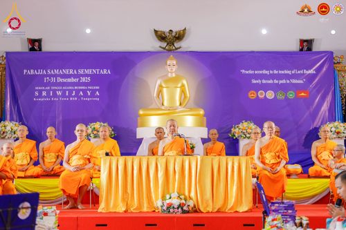 ภาพ No.283520:วันอาทิตย์ที่ 21 ธันวาคม  2568 พิธีบิณฑบาตฉลองสามเณรใหม่ ประเทศอินโดนีเซีย