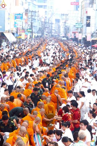 ภาพ No.237172:วันอาทิตย์ที่ 10 สิงหาคม พ.ศ. 2568 มหาสังฆทานครั้งยิ่งใหญ่ ตักบาตรพระ 10,000 รูป ถ.นิพัทธ์อุทิศ 3 ใจกลางนครหาดใหญ่ จ.สงขลา (ชุดที่ 2)