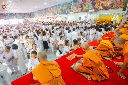 ภาพ No.162842:โครงการกฐินสามัคคีทั่วไทย 30,000 วัด บูชาธรรม 80 ปี หลวงพ่อธัมมชโย โดย คณะศิษยานุศิษย์วัดพระธรรมกาย ณ วัดโบสถ์บน จ.นนทบุรี วันที่ 19 ตุลาคม พ.ศ. 2567