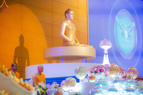 ภาพ No.139178:พิธีตักบาตร , พิธีบูชาข้าวพระ ณ ห้องแก้วสารพัด 1 สภาธรรมกายสากล วัดพระธรรมกาย วันอาทิตย์ต้นเดือนที่ 2 มิถุนายน พ.ศ. 2567