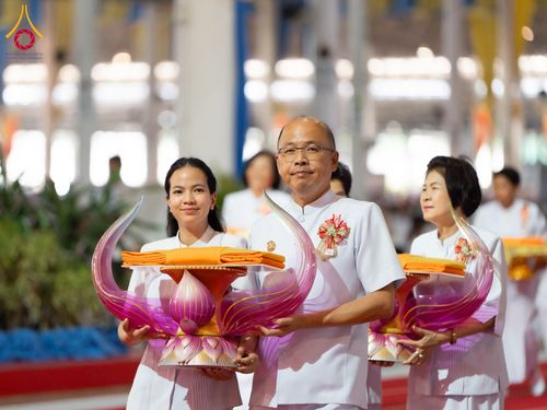 ภาพ No.134416:พิธีทอดผ้าป่าสมทบ มหาสังฆทาน 10,000 วัด ทั่วไทย วันอาทิตย์ต้นเดือนที่ 7 เมษายน พ.ศ.2567 ณ ห้องแก้วสารพัดนึก 1 สภาธรรมกายสากล  วัดพระธรรมกาย จ.ปทุมธานี