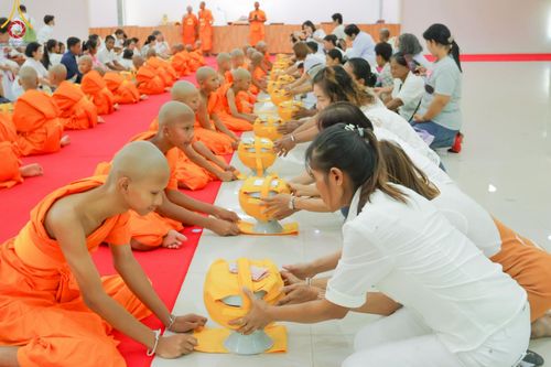 ภาพ No.216300:วันเสาร์ที่ 5 เมษายน พ.ศ. 2568 พิธีตัดปอยผม พิธีขอขมาผู้ปกครอง พิธีขอขมามอบผ้าไตร พิธีบรรพชา พิธีถวายบาตรสามเณร ณ ศูนย์ปฏิบัติธรรมและศูนย์อบรมเยาวชนเพชรบุรี ต.ท่าแลง อ.ท่ายาง จ.เพชรบุรี