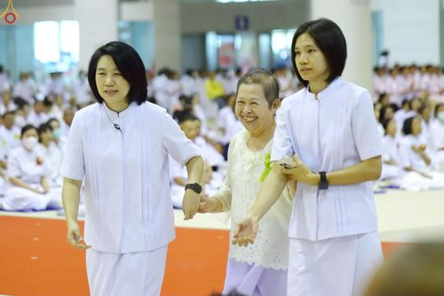 ภาพ No.233881:วันเสาร์ที่ 19 กรกฎาคม พ.ศ.2568 วันมหารำลึก ครั้งที่ 35 พิธีรำลึกถึงนักสร้างบารมี , พิธีสวดพระพุทธมนต์ , พิธีทอดผ้าบังสกุลและถวายไทยธรรม วัดพระธรรมกาย