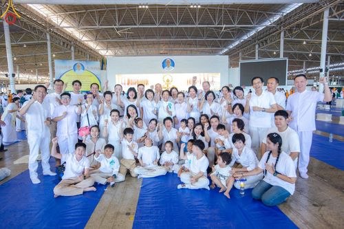 ภาพ No.151112:พิธีตักบาตร ในวันอาทิตย์ต้นเดือน วันที่ 1 กันยายน พ.ศ. 2567 ณ สภาธรรมกายสากล วัดพระธรรมกาย