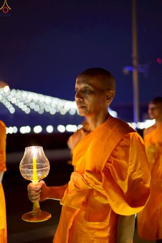 ภาพ No.224075:วันวิสาขบูชา วันอาทิตย์ที่ 11 พฤษภาคม พ.ศ. 2568 พิธีจุดวิสาขประทีป ,  พิธีเวียนประทักษิณรอบพระมหาธรรมกายเจดีย์ , พิธีฉลองชัยสวดมนต์บทธัมมจักกัปปวัตตนสูตร ครบ 7,357,000,000 จบ ณ มหารัตนวิหารคด วัดพระธรรมกาย