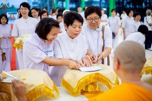 ภาพ No.214884:พิธีต้อนรับสัญญาบัตร พัดยศ พระราชวิเทศวชิรเวที (บัณฑิต วรปญฺโญ) เจ้าอาวาสวัดพระธรรมกายสกอตแลนด์ สหราชอาณาจักร ผู้ช่วยเจ้าอาวาสวัดพระธรรมกาย ณ อุโบสถพระไตรปิฏก วัดพระธรรมกาย