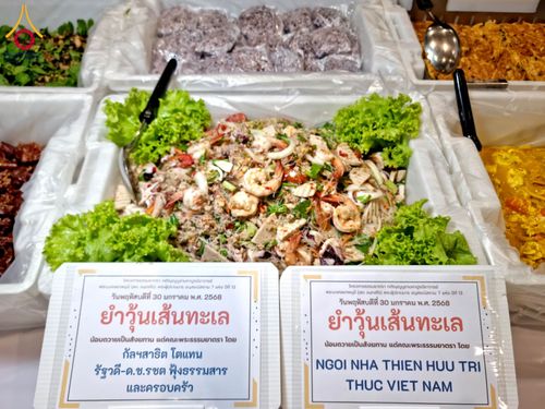 ภาพ No.203786:พิธีถวายภัตตาหารเป็นสังฆทาน แด่พระธรรมยาตรา ณ วัดพระธรรมกาย ตำบลคลองสาม อำเภอคลองหลวง จังหวัดปทุมธานี ในโครงการธรรมยาตรา กตัญญูบูชา มหาปูชนียาจารย์ พระมงคลเทพมุนี(สด จนฺทสโร) พระผู้ปราบมาร อนุสรณ์สถาน 7 แห่ง ปีที่ 13 วันที่ 30 มกราคม พ.ศ. 2568