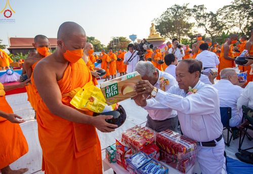 ภาพ No.112814:พิธีตักบาตรพระธรรมยาตราฯ ณ วัดสองพี่น้อง จ.สุพรรณบุรี วันที่ 15 มกราคม พ.ศ. 2567