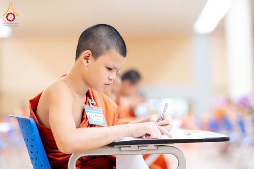 ภาพ No.208897:พระบาทสมเด็จพระเจ้าอยู่หัวทรงพระกรุณาโปรดเกล้าฯ พระราชทานภัตตาหารพระราชทาน แด่พระภิกษุ สามเณร ในการสอบบาลีสนามหลวง ณ วัดพระธรรมกาย วันที่ 22 กุมภาพันธ์ พ.ศ. 2568 ณ วัดพระธรรมกาย อำเภอคลองหลวง จังหวัดปทุมธานี