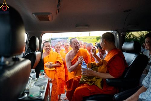 ภาพ No.192749:พิธีจุดประทีปถวายเป็นพุทธบูชา และบูชาธรรมมหาปูชนียาจารย์ ณ อนุสรณ์สถานคลองบางนางแท่น อ.สามพราน จ.นครปฐม ในโครงการธรรมยาตรา กตัญญูบูชา มหาปูชนียาจารย์ พระมงคลเทพมุนี(สด จนฺทสโร) พระผู้ปราบมาร อนุสรณ์สถาน 7 แห่ง ปีที่ 13 วันที่ 10 มกราคม พ.ศ. 2568