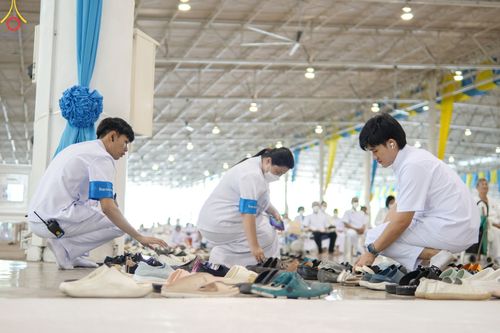 ภาพ No.89550:พิธีตักบาตร ข้าวสารอาหารแห้ง พิธีบูชาข้าวพระ และพิธีจุดเทียนใจ ไฟนิรันดร์  อนันตชัย ณ สภาธรรมกายสากล วัดพระธรรมกาย วันอาทิตย์ที่ 1 ตุลาคม พ.ศ. 2566