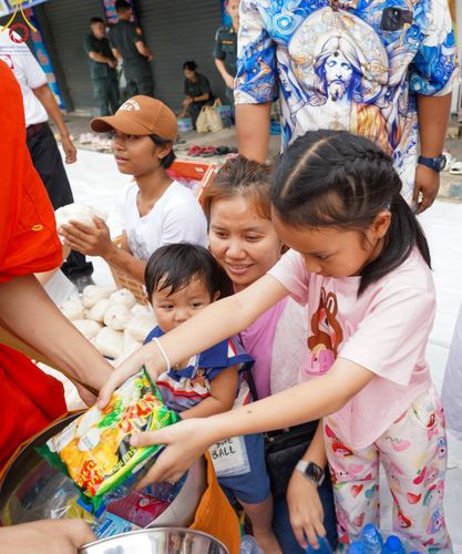 ภาพ No.146354:ตักบาตรพระ 1,384 รูป ทำบุญเมืองฝางครบรอบ 1,383 ปี ถวายเป็นพระราชกุศลแด่พระบาทสมเด็จพระเจ้าอยู่หัว เนื่องในโอกาสพระราชพิธีมหามงคล เฉลิมพระชนมพรรษา 6 รอบ 72 พรรษา วันเสาร์ที่ 27 กรกฎาคม พ.ศ.2567  ณ ถนนหน้าที่ว่าการอำเภอฝาง จ.เชียงใหม่