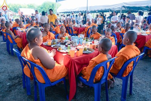 ภาพ No.133556:พิธีขอขมารับผ้าไตร, พิธีบรรพชาสามเณร, สามเณรออกบิณฑบาต ในโครงการบรรพชาสามเณร ฟื้นฟูพระพุทธศาสนาทั่วไทย  ณ ศูนย์ปฏิบัติธรรม และอบรมเยาวชนเมืองยะลา วันที่ 3 เมษายน พ.ศ. 2567