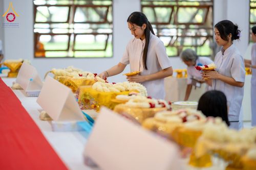 ภาพ No.160913:พิธีเจริญพระพุทธมนต์ และปิดแผ่นทองรูปเหมือน พระเดชพระคุณพระมงคลเทพมุนี (สด จนฺทสโร) พระผู้ปราบมาร จำนวน 3 องค์ วันเสาร์ที่ 5 ตุลาคม พ.ศ. 2567 ณ อาคารปลูกศรัทธา 2 (ชานชลาเดิม) วัดพระธรรมกาย อ.คลองหลวง จ.ปทุมธานี