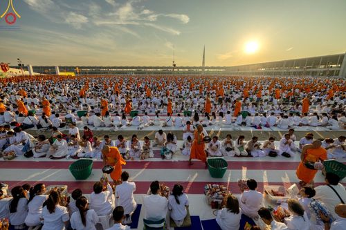 ภาพ No.187848:พิธีตักบาตรฉลองพระใหม่ ต้อนรับพุทธศักราช 2568 ณ ลานธรรมพระมหาธรรมกายเจดีย์ วัดพระธรรมกาย จ.ปทุมธานี วันที่ 1 มกราคม พ.ศ. 2568