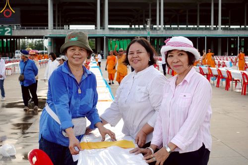 ภาพ No.218569:วันที่ 15 - 18 เมษายน พ.ศ. 2568 การเตรียมภาชนะสำหรับถวายภัตตาหาร , การจัดโต๊ะเก้าอี้ในลานธรรม , การแพ็คพัสดุงานต้อนรับ เพื่องานวันคุ้มครองโลก 22 เมษายน พ.ศ.2568 วัดพระธรรมกาย