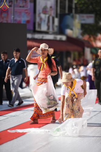 ภาพ No.151744:V.55 ทีมใหญ่ที่หาดใหญ่ เจ้าหน้าที่ทุกสถานะ หลายสัญชาติ ร่วมกันจัดงานตักบาตรที่หาดใหญ่ วันที่ 10-11 สิงหาคม พ.ศ. 2567