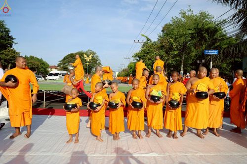 ภาพ No.235265:วันอาทิตย์ที่ 27 กรกฎาคม พ.ศ. 2568 พิธีตักบาตรพระ1,000 รูป ทำบุญเมืองพัทลุง ประธานสงฆ์ พระปริยัติวชิโรดม  เจ้าคณะจังหวัดพัทลุง ประธานฆราวาส นายรัฐศาสตร์ ชิดชู  ผู้ว่าราชการจังหวัดพัทลุง