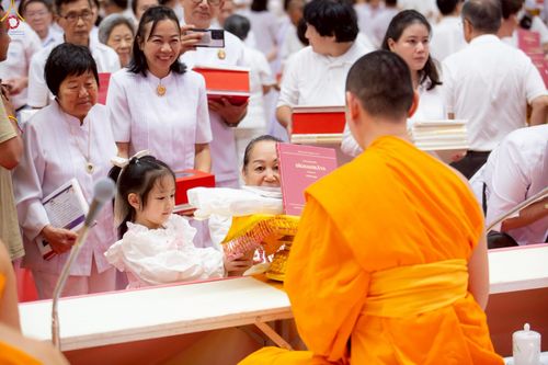 ภาพ No.228432:วันอาทิตย์ที่ 8 มิถุนายน พ.ศ. 2568 พิธีถวายทุนสนับสนุนพระไตรปิฎกฉบับธรรมชัย และอนุรักษ์คัมภีร์โบราณ ณ ห้องแก้วสารพัดนึก 2 วัดพระธรรมกาย