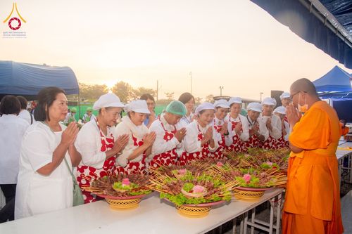 ภาพ No.198437:พิธีถวายภัตตาหารเป็นสังฆทาน แด่พระธรรมยาตรา ณ อนุสรณ์สถานบางปลา วัดบางปลา อำเภอบางเลน จังหวัดนครปฐม ในโครงการธรรมยาตรา กตัญญูบูชา มหาปูชนียาจารย์ พระมงคลเทพมุนี(สด จนฺทสโร) พระผู้ปราบมาร อนุสรณ์สถาน 7 แห่ง ปีที่ 13 วันที่ 20 มกราคม พ.ศ. 2568