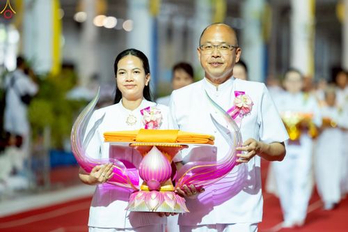 ภาพ No.240807:วันพุธที่ 27 สิงหาคม พ.ศ. 2568 พิธีทอดผ้าป่าเพื่อสร้างอาคาร  82 ปี หลวงพ่อธัมมชโย สมทบกฐินวัดพระธรรมกาย และกฐิน 30,000 วัดทั่วประเทศ ครั้งที่ 1