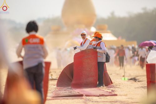 ภาพ No.130117:V.34 เพื่อธรรมเพื่อบางกล่ำ การรับบุญของเจ้าหน้าที่หน่วยงานต่างๆ  เพื่องานธรรมยาตราอัญเชิญพระบรมสารีริกธาตุ ประดิษฐาน ณ มหารัตนเจดีย์สิริปทุมสวรรค์ (เจดีย์อริยพุทธะ 5 พระองค์) ณ ศูนย์ปฏิบัติธรรมภาคใต้ อ.บางกล่ำ จ.สงขลา ระหว่างวันที่ 9-10 มีนาคม พ.ศ. 2567