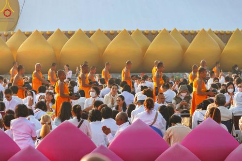 ภาพ No.201140:พิธีตักบาตรพระธรรมยาตรา ณ อนุสรณ์สถานลำดับที่ 5 สถานที่เผยแผ่วิชชาธรรมกายครั้งแรก อนุสรณ์สถานบางปลา วัดบางปลา อำเภอบางเลน จังหวัดนครปฐม ในโครงการธรรมยาตรา กตัญญูบูชา มหาปูชนียาจารย์ พระมงคลเทพมุนี(สด จนฺทสโร) พระผู้ปราบมาร อนุสรณ์สถาน 7 แห่ง ปีที่ 13
