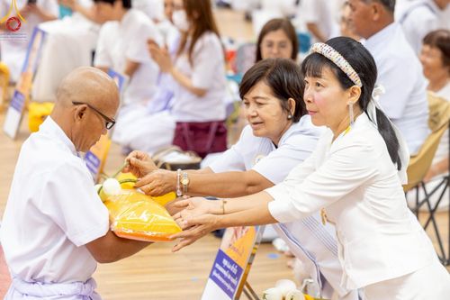 ภาพ No.217063:วันเสาร์ที่ 12 เมษายน พ.ศ. 2568 พิธีเวียนประทักษิณรอบพระมหาธรรมกายเจดีย์  พิธีวันทาเจดีย์ พิธีขอขมาและมอบผ้าไตร ในโครงการอุปสมบทหมู่ บูชาธรรมหลวงพ่อธัมมชโย, โครงการธรรมทายาท ระดับอุดมศึกษา รุ่นที่ 52 ,  โครงการบวชพระนานาชาติ AEC & WAB CEO รุ่นที่ 4 , ณ ว