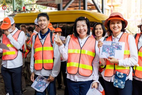 ภาพ No.117065:V.16 เป็นทีม การเตรียมงาน เก็บงาน การรับบุญของเจ้าหน้าที่หน่วยงานต่างๆ เพื่อโครงการธรรมยาตรา กตัญญูบูชามหาปูชนียาจารย์ พระมงคลเทพมุนี (สด จนฺทสโร) พระผู้ปราบมาร อนุสรณ์สถาน 7 แห่ง ปีที่ 12 ระหว่างวันที่ 2 - 31 มกราคม พ.ศ. 2567