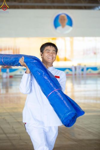 ภาพ No.222083:วันที่ 4 พฤษภาคม พ.ศ. 2568 พิธีตักบาตร เนื่องในวันอาทิตย์ต้นเดือน ณ บ้านแก้วเรือนทองคุณยายฯ วัดพระธรรมกาย