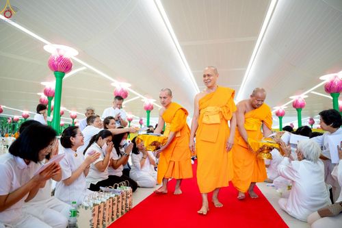 ภาพ No.227813:วันเสาร์ที่ 31 พฤษภาคม พ.ศ.2568 พิธีถวายผ้าไตรแด่สามเณรผู้เข้ารับการอุปสมบท , พิธีอุปสมบทสามเณรเตรียม DCI วัดพระธรรมกาย จ.ปทุมธานี