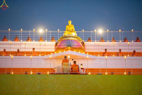 ภาพ No.201683:พิธีจุดประทีปถวายเป็นพุทธบูชา และบูชาธรรมมหาปูชนียาจารย์ ณ อาคารธรรมยาตรา กตัญญูบูชามหาปูชนียาจารย์ ตรงข้ามวัดปากน้ำภาษีเจริญ จ.กรุงเทพมหานคร ในโครงการธรรมยาตรา กตัญญูบูชา มหาปูชนียาจารย์ พระมงคลเทพมุนี(สด จนฺทสโร) พระผู้ปราบมาร อนุสรณ์สถาน 7 แห่ง