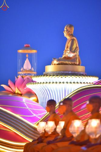 ภาพ No.118297:พิธีจุดประทีปถวายเป็นพุทธบูชา และบูชาธรรมมหาปูชนียาจารย์ พระมงคลเทพมุนี(สด จนฺทสโร) วันที่ 24 มกราคม พ.ศ. 2567 ณ อนุสรณ์สถานบางปลา อ.บางเลน จ.นครปฐม